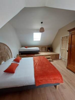 2 bedrooms, iron/ironing board, WiFi - Les Boutons d'Or - Charming gîte, 2 bedrooms, sleeps 7 with large terrace (Lacres)