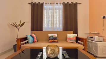 Apartemen Deluks, 1 Tempat Tidur King dengan tempat tidur Sofa, pemandangan kolam renang | Area keluarga | TV