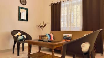 Apartemen Deluks, 1 Tempat Tidur King dengan tempat tidur Sofa, pemandangan kolam renang | Area keluarga | TV
