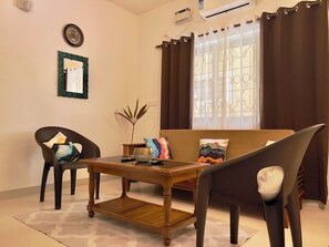 Deluxe Apartment, 1 King Bed with Sofa bed, Pool View | Living area