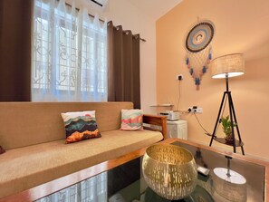 Deluxe Apartment, 1 King Bed with Sofa bed, Pool View | Living area
