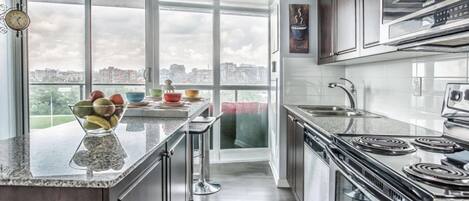 Mikrovågsugn, ugn, spishäll och diskmaskin