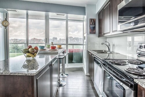 Stylish Corner Panoramic | Steps to Lake & Downtown Core