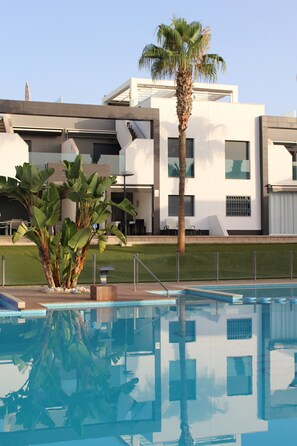 อพาร์ทเมนท์ | สระว่ายน้ำ | สระว่ายน้ำกลางแจ้ง