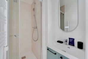 Appartement | Salle de bain | Sèche-cheveux, serviettes fournies, shampoing