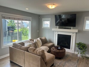 Smart TV, chimenea y monitor de computadora