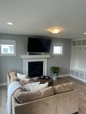 TV connectée, cheminée, écrans d'ordinateur