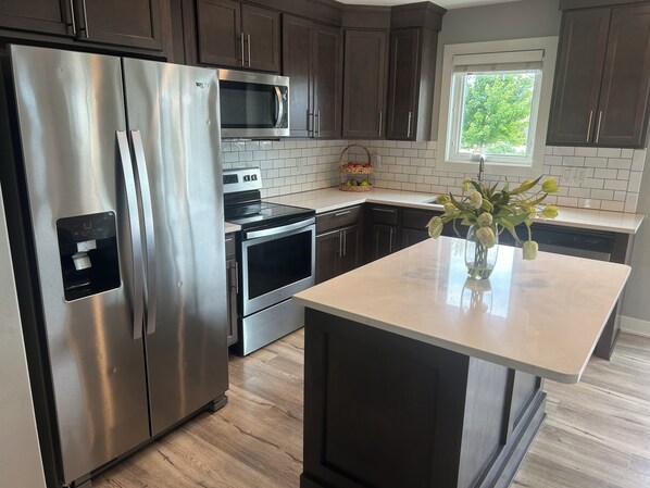 Réfrigérateur, micro-ondes, four, plaque de cuisson