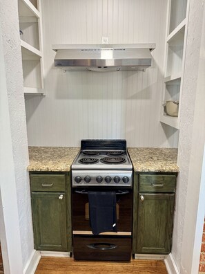 Réfrigérateur, four, plaque de cuisson, cafetière/bouilloire