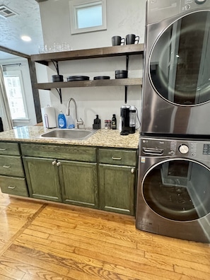 Fridge, oven, stovetop, coffee/tea maker