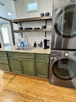 Kjøleskap, ovn, kokeplater og kaffetrakter/tekoker