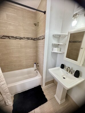 Sèche-cheveux, serviettes fournies