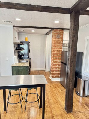 Fridge, oven, stovetop, coffee/tea maker - The Reverie - A Cozy Pied-à-Terre (Oklahoma City)
