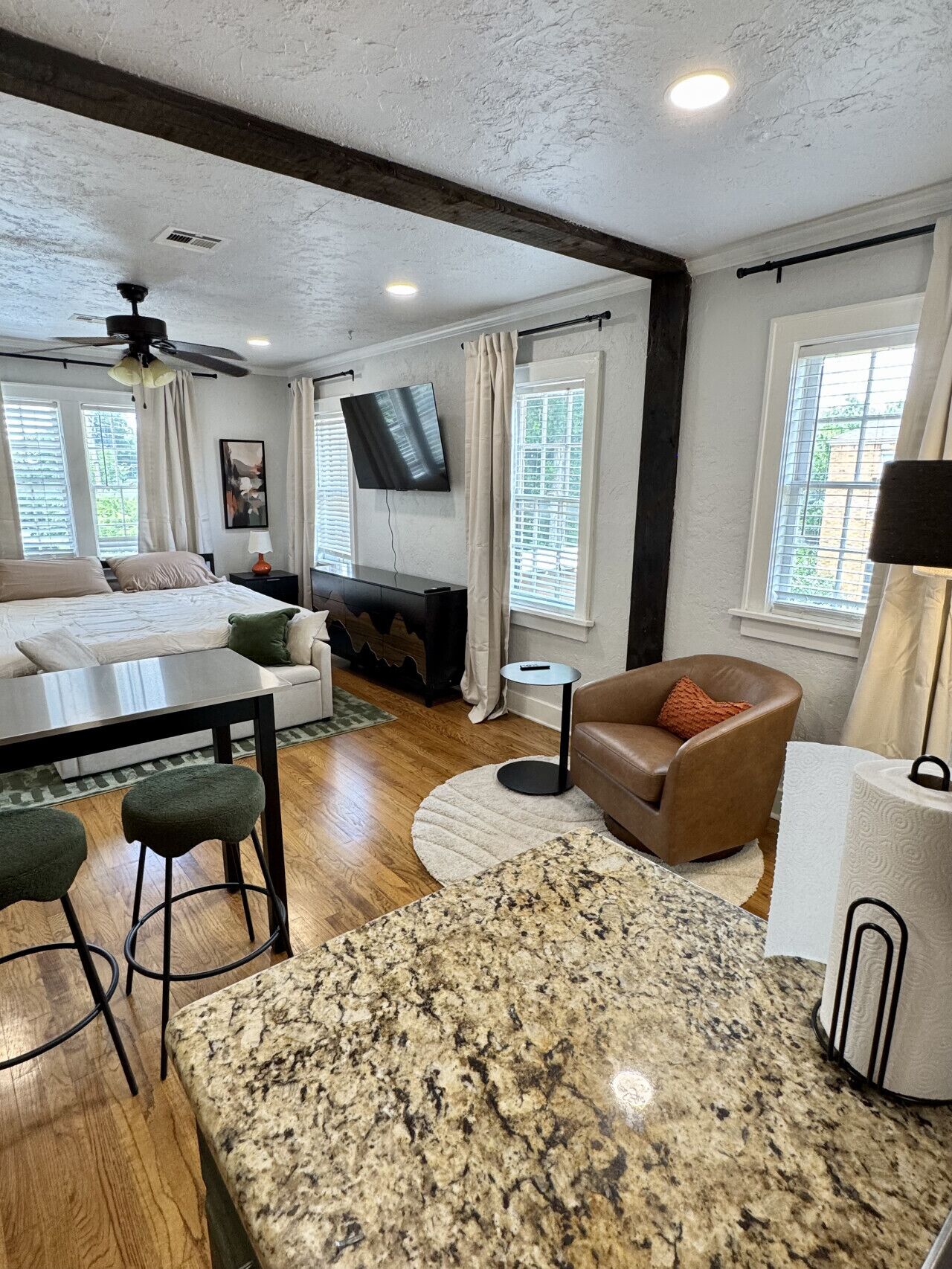 1 habitación, escritorio, tabla de planchar con plancha y wifi gratis 