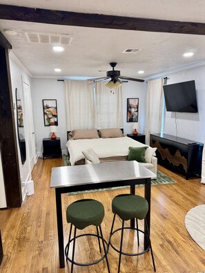 1 chambre, bureau, fer et planche à repasser, Wi-Fi gratuit