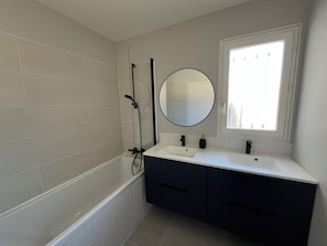 Dusche, Haartrockner, Handtücher, Toilettenpapier