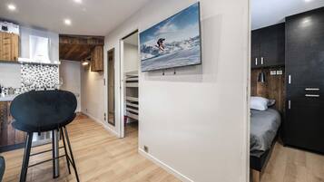 2 bedrooms, laptop workspace, iron/ironing board, bed sheets