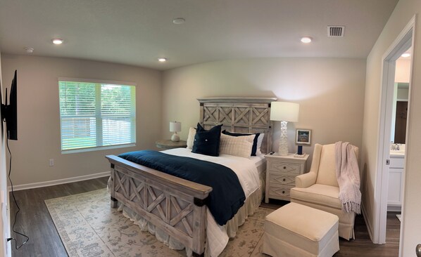 3 habitaciones, tabla de planchar con plancha, wifi y ropa de cama 