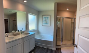 Secador de pelo, toallas, jabón, papel higiénico