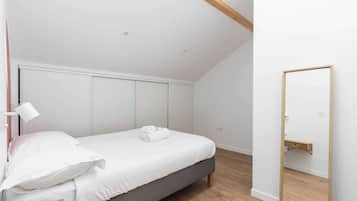 2 bedrooms, laptop workspace, bed sheets