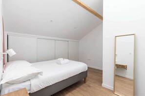 Apartment | 2 bedrooms, laptop workspace, bed sheets