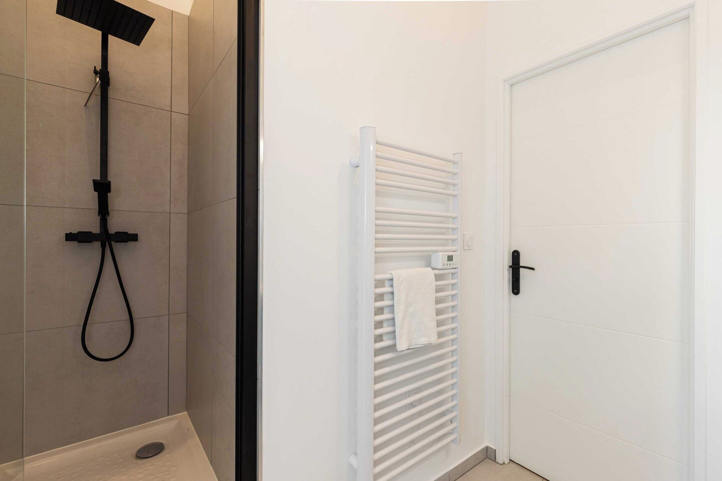 Apartemen | Kamar mandi | Handuk dan tisu toilet
