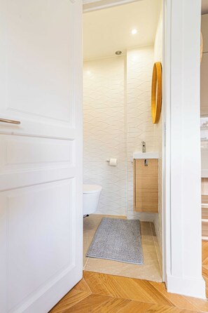 Apartment | Bathroom | Hair dryer, towels, shampoo