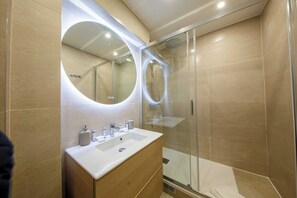 Apartemen | Kamar mandi | Pengering rambut, handuk,  dan sampo