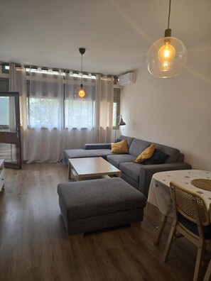 Appartement, 2 chambres, balcon, vue ville | Coin séjour