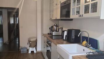 Apartment, 2 Bedrooms, Balcony, City View | Private kitchen