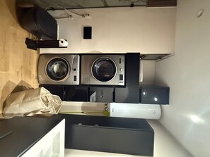 Appartement, 2 chambres, balcon, vue ville | Blanchisserie
