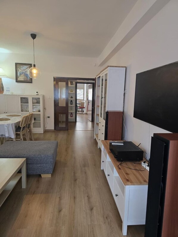 Apartment, 2 Bedrooms, Balcony, City View | Living room