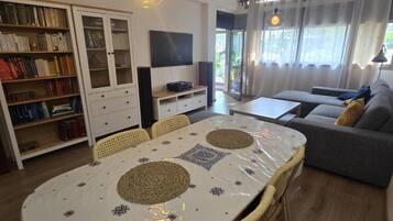 Apartment, 2 Bedrooms, Balcony, City View | Dining room