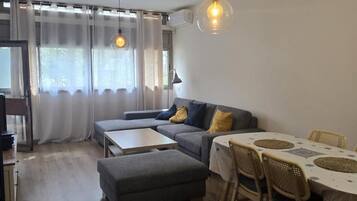 Apartment, 2 Bedrooms, Balcony, City View | Living area