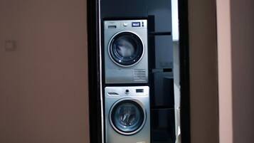 Apartment, 2 Bedrooms, Balcony, City View | Interior