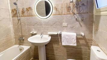 Apartment, 2 Schlafzimmer | Badezimmer | Bidet, Handtücher, Seife, Shampoo