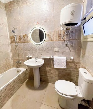 Apartamento, 2 quartos | Banheiro | Toalhas de banho, sabonete, shampoo, papel higiênico