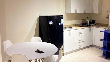 Departamento, 2 habitaciones | Cocineta privada | Frigobar, microondas, parrilla de estufa y utensilios de cocina