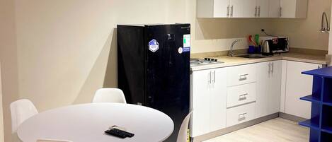 公寓, 2 间卧室 | 私人简易厨房 | 迷你冰箱、微波炉、炉灶、厨具/餐具