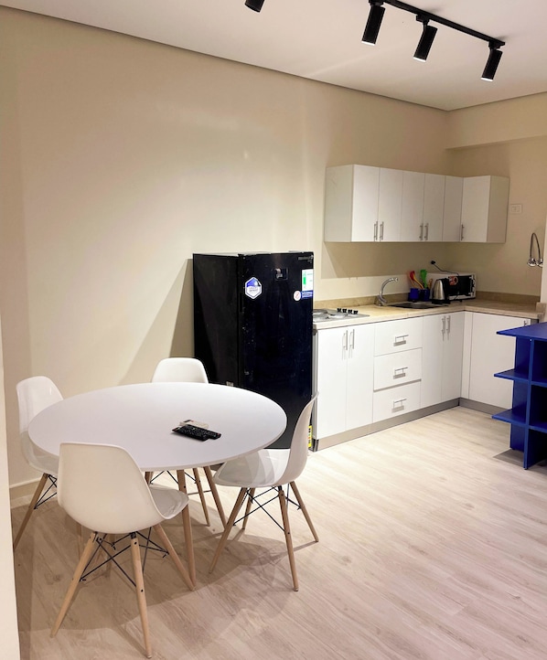 Apartment, 2 Bedrooms | Private kitchenette