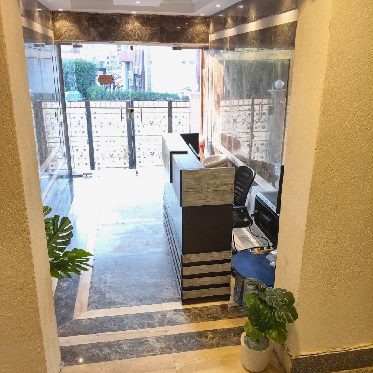 Un espace d’accueil avec un comptoir, des sièges et une vue sur l’extérieur.
