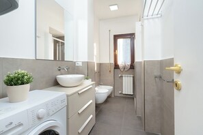 Douche, sèche-cheveux, bidet, serviettes fournies