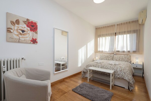 Iron/ironing board, WiFi, bed sheets