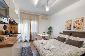 Iron/ironing board, WiFi, bed sheets
