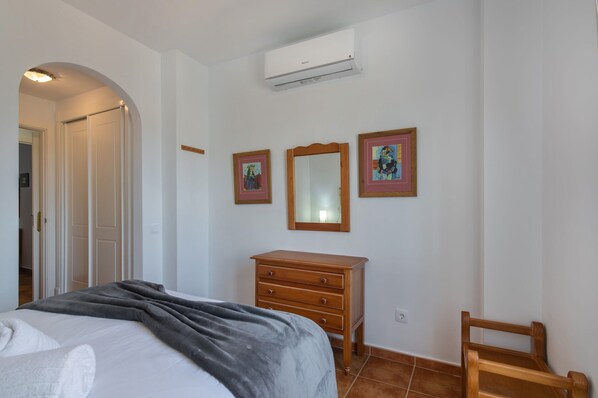 Departamento | 2 habitaciones y tabla de planchar con plancha 