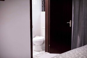 Doccia, asciugamani, sapone, carta igienica
