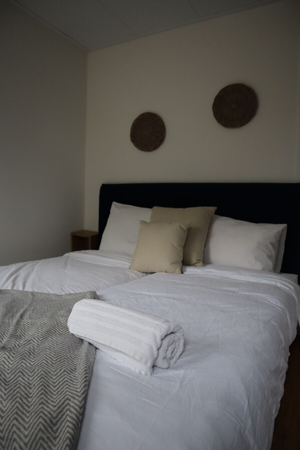 WiFi, bed sheets