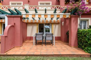 Apartment | Outdoor dining