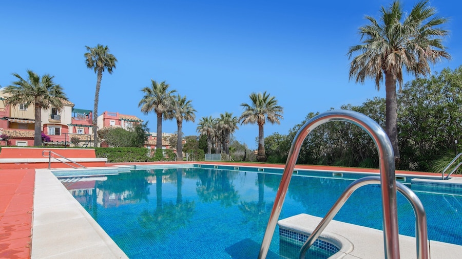 Golf & Riverside Apartment in Isla Canela