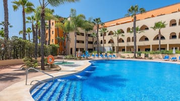 Apartament | Piscina | Piscina coberta i piscina a l'aire lliure